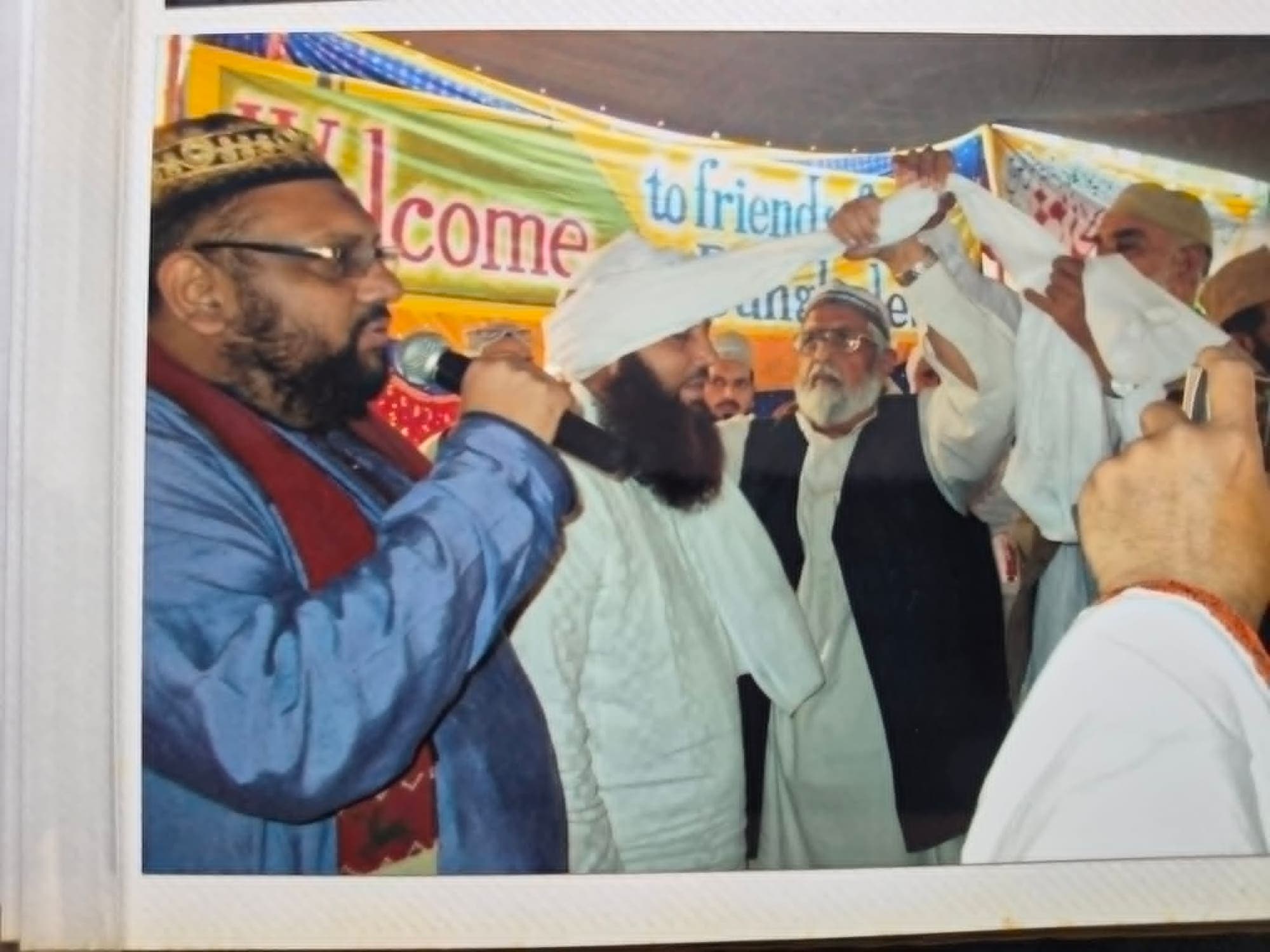 Dada Hujur in Pakistan officially passing on the responsibilities of Khorki Darbar Sharif