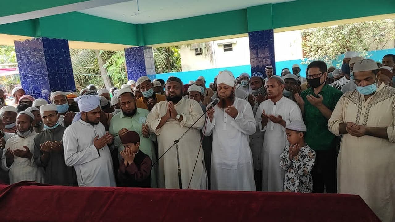 Congregational prayer at the Darbar